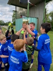 Die Mannschaft streckt den Pokal in die Höhe