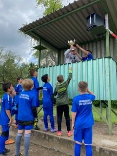 Alle sollen den Pokal sehen