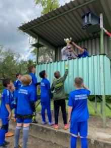 Alle sollen den Pokal sehen