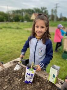 Auch das Hochbeet wird bepflanzt