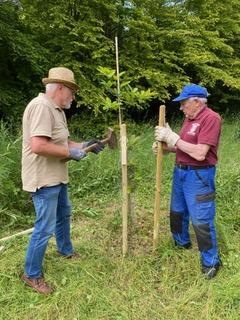 Die Rentnerbande stellt die Infotafeln auf
