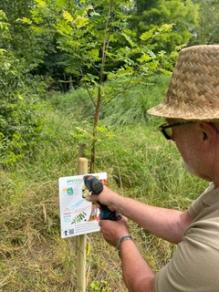 Die Rentnerbande stellt die Infotafeln auf