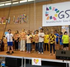 Die Kinder der GSGO führen die Konzertante „Tuishi pamoja“ vor