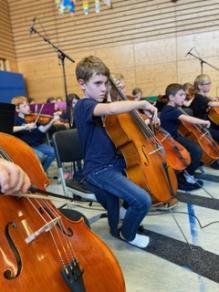 Die Kinder der GSGO führen die Konzertante „Tuishi pamoja“ vor