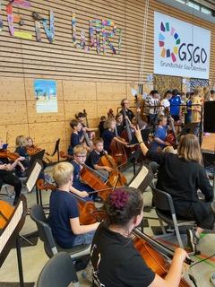 Die Kinder der GSGO führen die Konzertante „Tuishi pamoja“ vor