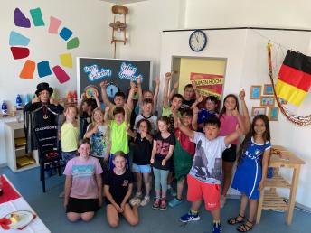 Kinder der Grundschule Gau-Odernheim feiern 75 Jahre Grundgesetz