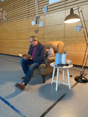 Der Bürgermeister liest aus einem Buch vor