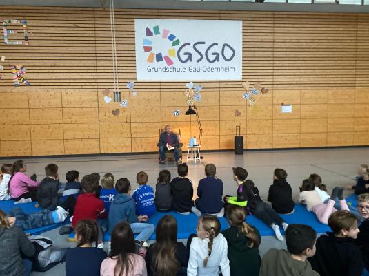 Alle hören gespannt zu