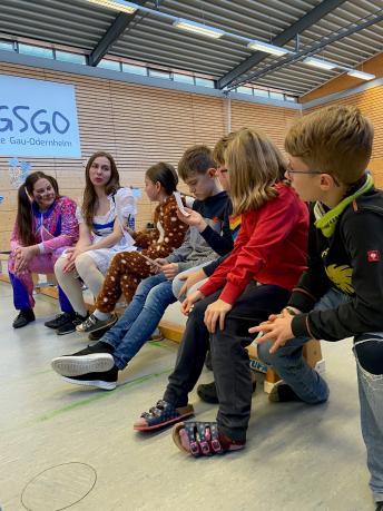 Die Schauspieler werden von den Kindern interviewt