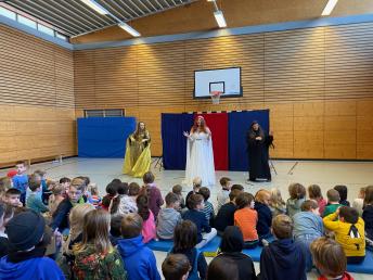 Die Kinder schauen gespannt dem Theater zu