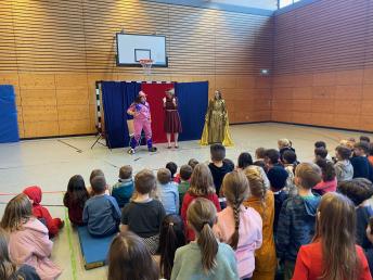 Die Kinder schauen gespannt dem Theater zu
