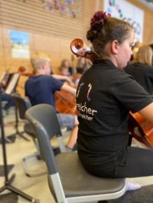 Die Kinder der GSGO führen die Konzertante „Tuishi pamoja“ vor