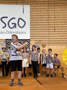 Die Kinder der GSGO führen die Konzertante „Tuishi pamoja“ vor
