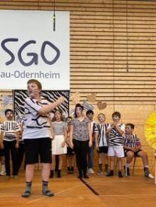 Die Kinder der GSGO führen die Konzertante „Tuishi pamoja“ vor