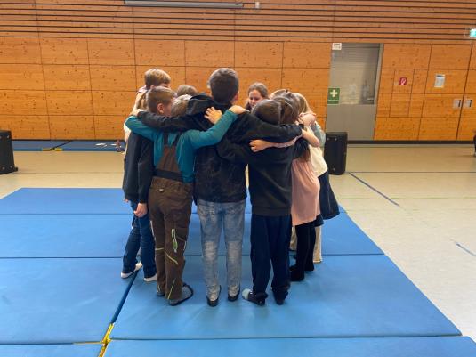 Die Kinder besprechen sich