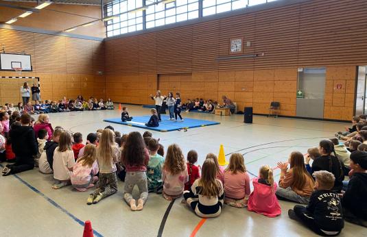 Die Kinder schauen gespannt zu