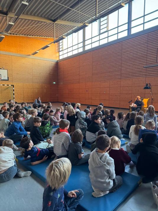 Herr Illing liest den Schulkindern vor