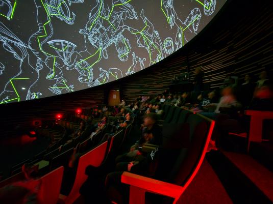 Die Kinder im Planetarium