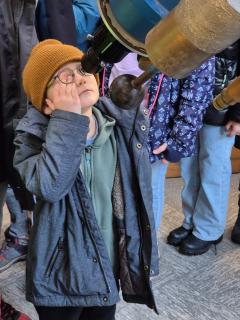 Ein Kind schaut ins Teleskop