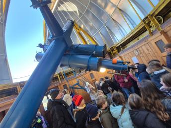 Die Kinder schauen durch das Teleskop