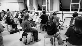 Die Kinder bereiten sich auf Ihren Auftritt vor