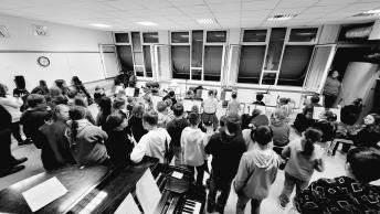 Die Kinder bereiten sich auf Ihren Auftritt vor