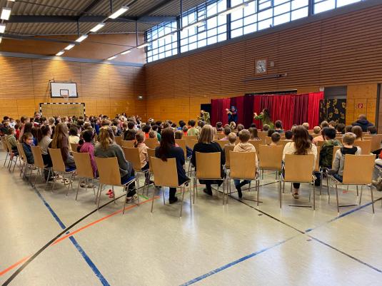 Die Kinder schauen gespannt zu