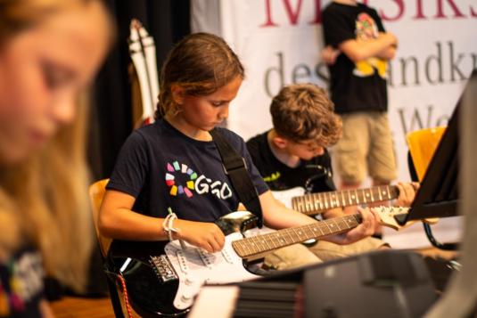 Zwei Schüler spielen Gitarre
