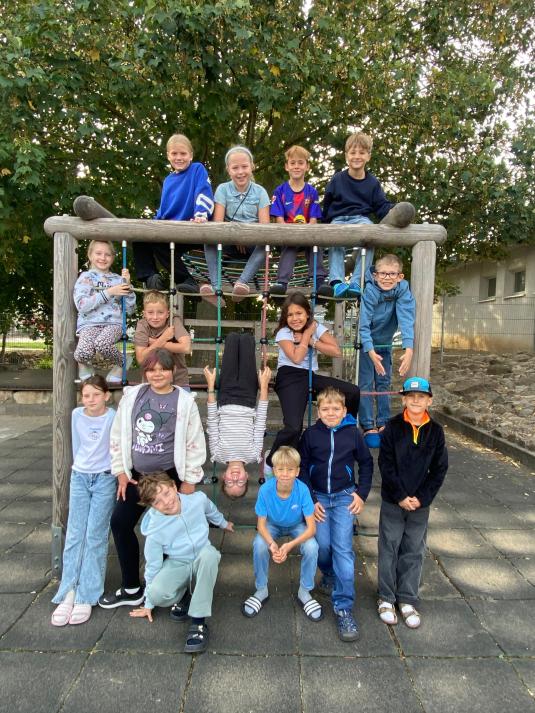 Die Mitglieder des Kinderparlaments auf einem Gruppenfoto