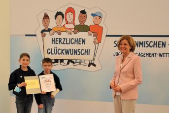 Ministerpräsidentin Malu Dreyer zeichnet die Idee des Kinderministeriums aus